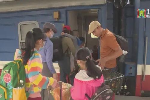 Giá vé tăng, tàu hỏa vẫn hút khách dịp hè