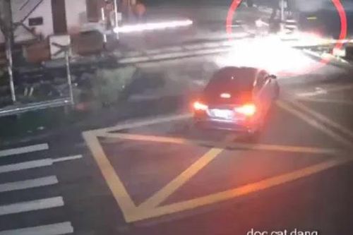 Người phụ nữ bị tông tử vong khi dắt xe qua đường sắt