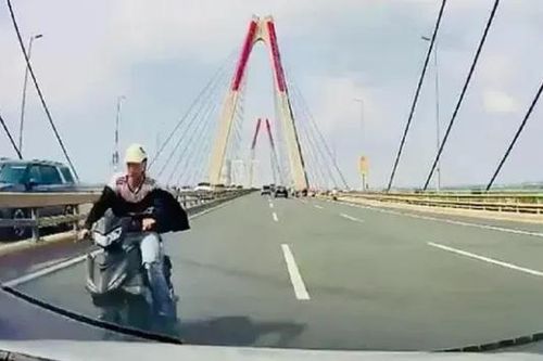 Khởi tố thanh niên đi ngược chiều trên cầu Nhật Tân