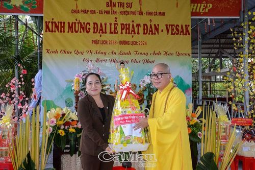 Ủy ban MTTQ Việt Nam tỉnh chúc mừng đại lễ Phật đản tại huyện Phú Tân