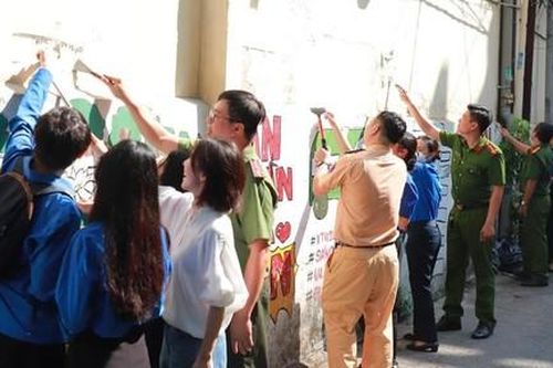 Ra quân bóc xóa quảng cáo sai quy định