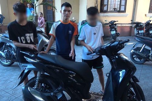 Ba gã thanh niên liều lĩnh phá cổng nhà người quen để trộm xe SH