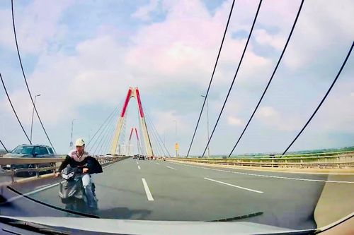 Khởi tố thanh niên uống rượu đi xe máy ngược chiều, tông ô tô trên cầu Nhật Tân