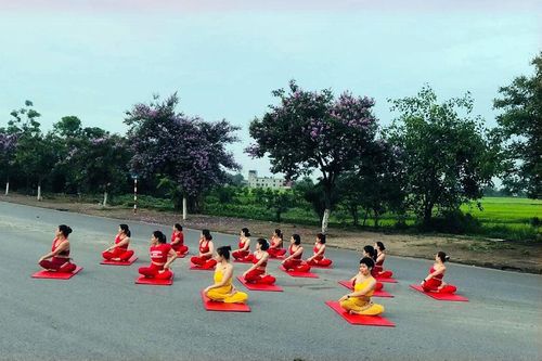 Thêm nhóm phụ nữ ở Thái Bình tập yoga giữa đường bị xử phạt