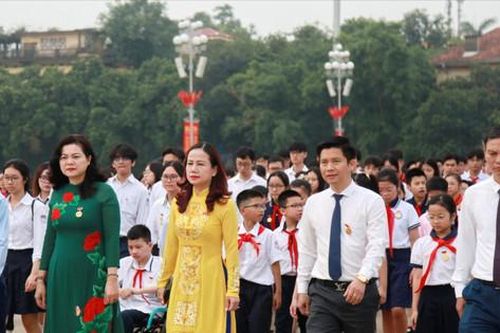 Học sinh giỏi tiêu biểu của Thủ đô báo công dâng Bác