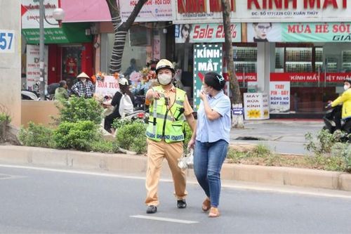 Đi bộ không đúng quy định, người dân bị phạt thế nào?