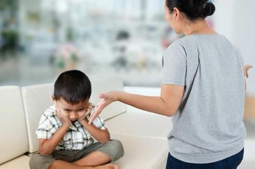 Cha mẹ quá nghiêm khắc với con cái có 12 dấu hiệu điển hình