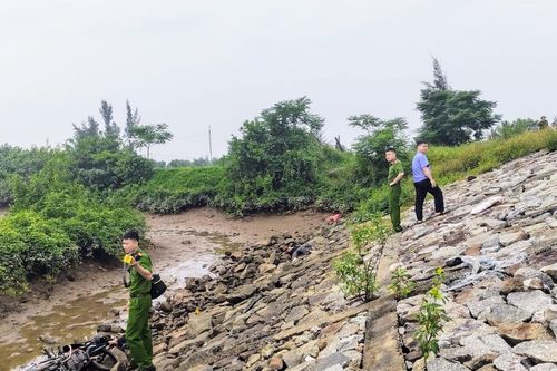 Hà Tĩnh: Phát hiện thi thể hai thanh niên tử vong dưới chân đê