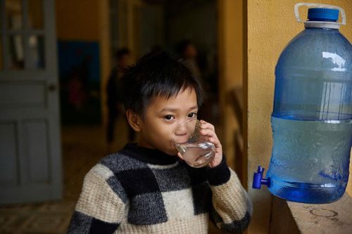 Hệ thống thu gom nước mưa giúp học sinh Hòa Bình có nước sạch