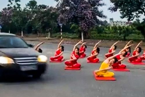 Thái Bình: thêm 16 phụ nữ bị phạt vì tập yoga trên đường giao thông