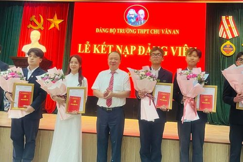 6 học sinh Trường THPT Chu Văn An vinh dự đứng trong hàng ngũ của Đảng