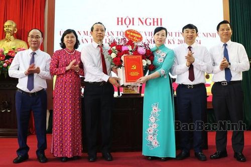 Nữ Bí thư Huyện ủy, Chủ tịch HĐND huyện nhận nhiệm vụ mới