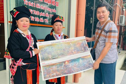 Đông đảo bạn đọc đến nhận tranh panorama 'Chiến dịch Điện Biên Phủ'