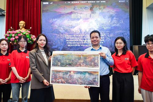 Sinh viên Trung tâm liên kết đào tạo FPT Swinburne Vietnam học tập thực tế tại Báo Nhân Dân