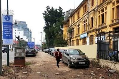 Hà Nội có dẹp được bãi đỗ xe tự phát?
