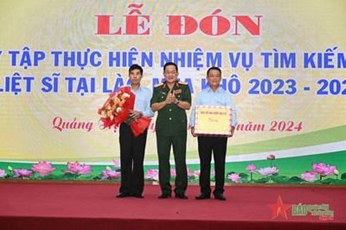 Thượng tướng Võ Minh Lương tặng quà Đội quy tập 584 Bộ Chỉ huy Quân sự tỉnh Quảng Trị