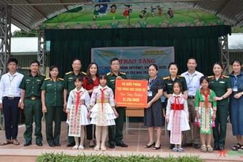 Cục Khoa học quân sự Bộ Quốc phòng tặng quà tại Điện Biên