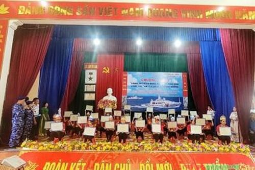 Hải đội 102 tổ chức Chương trình 'Cảnh sát biển đồng hành với ngư dân' tại Hà Tĩnh