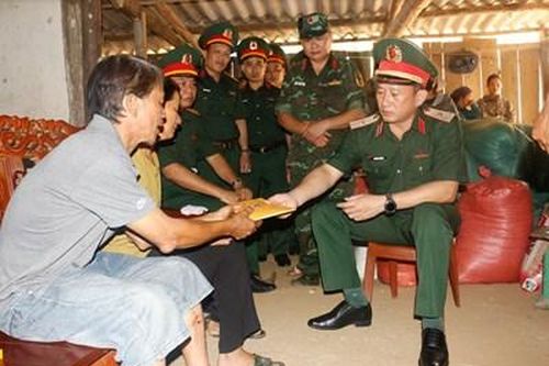 Quân khu 1: Thăm hỏi gia đình có người bị tử vong do sạt lở đất