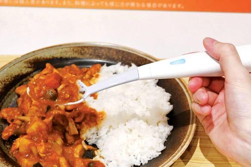 Muỗng điện tử giúp tăng vị mặn