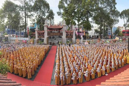 Hàng ngàn tăng ni, phật tử tham dự Đại lễ Phật đản Phật lịch 2568 tại Việt Nam Quốc Tự