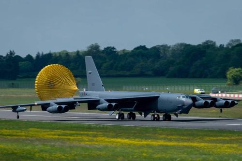 Mỹ triển khai máy bay ném bom chiến lược B-52 tới Anh