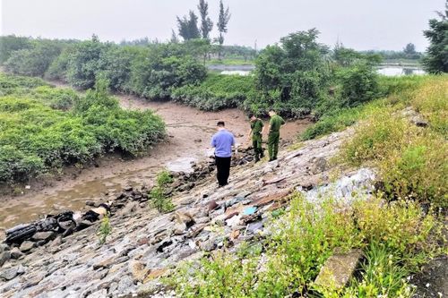 Thi thể 2 nam thanh niên dưới chân đê ở Hà Tĩnh