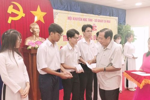 50 học sinh THPT ở Cà Mau nhận học bổng Đinh Thiện Lý