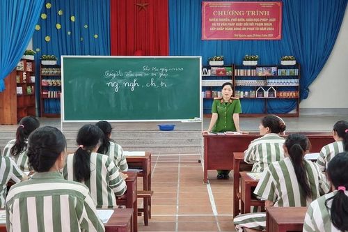 Sức mạnh cảm hóa trên hành trình cải tạo, hoàn lương: Bài 6: Nữ Đại úy tận tâm xóa mù chữ cho các phạm nhân