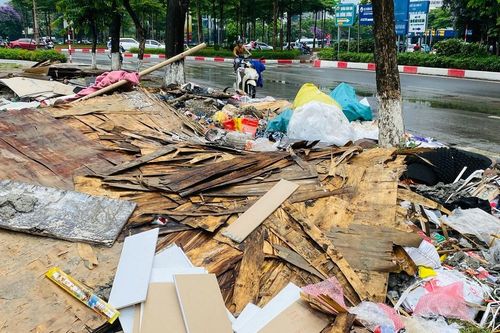 Rác thải chất đống trên vỉa hè đường Tôn Thất Thuyết, quận Cầu Giấy