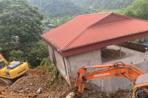 Sạt lở vùi lấp 3 người trong một gia đình ở tỉnh Bắc Kạn