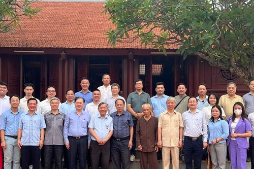 Họ Phan Việt Nam dâng hương, công đức tại đình Thị Cấm