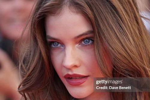 Cannes ngày 8: Đầm cắt xẻ bạo, mặc như không của dàn sao nữ