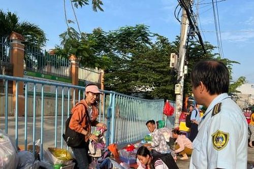 Người bán hàng rong ở cổng trường vội dọn hàng, ôm đồ chạy khi thấy đoàn kiểm tra