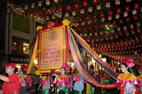 Đường phố, chùa chiền tại Hà Nội rợp cờ mừng Đại lễ Phật đản