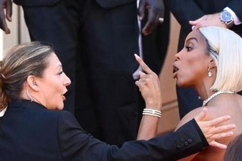 Nữ ca sĩ chỉ tay, mắng mỏ nhân viên trên thảm đỏ Cannes