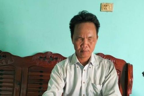 Người đàn ông khiếm thị liên tục vẫy tay vẫn bị xe buýt phớt lờ