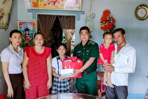 BĐBP Sóc Trăng thăm, tặng quà cho học sinh nghèo và người gia neo đơn