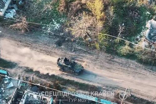 Cận cảnh xe chở lính đặc nhiệm Ukraine băng qua 'mưa đạn' của Nga ở Chasiv Yar