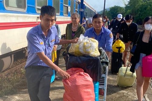 Sạt lở hầm đường sắt Chí Thạnh: Trung chuyển hơn 2.600 khách bằng ô tô