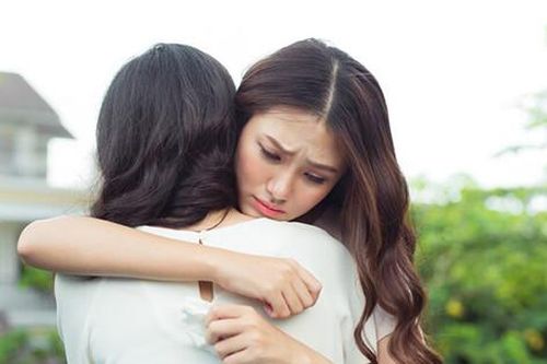 Nghe tiếng vọng ra từ nhà tắm, em gái khuyên chị lập tức ly hôn