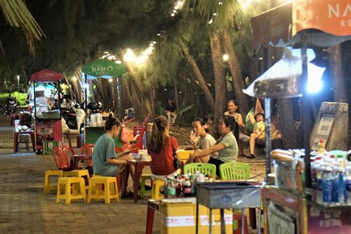 Vắng du khách, phố ăn vặt ở Đà Nẵng xơ xác sau 1 năm mở cửa