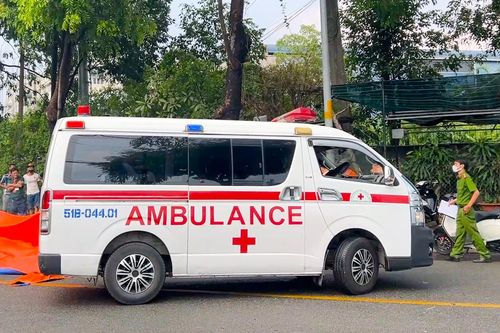 Nhân viên tạp vụ bệnh viện bị xe tải cán tử vong