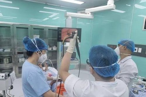 Hạt lạc rơi vào phế quản cụ bà 66 tuổi