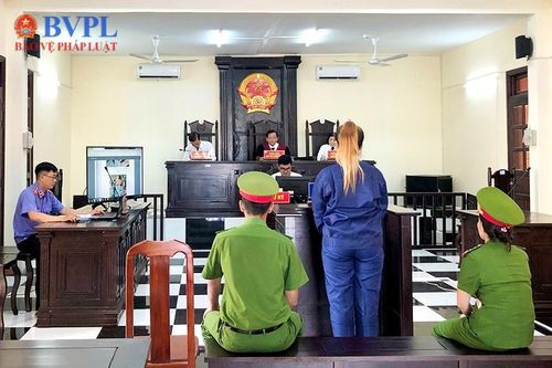 VKSND huyện Mỹ Xuyên xét xử trình chiếu chứng cứ vụ án 'tàng trữ trái phép chất ma túy'