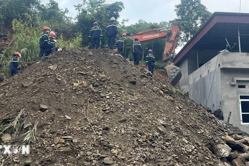 Khẩn trương giải cứu một gia đình bị mắc kẹt do đất đá sạt lở ở Bắc Kạn