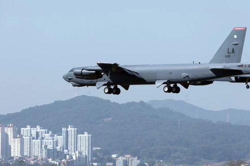 Mỹ triển khai máy bay ném bom chiến lược B-52 tới Anh 'theo kế hoạch'