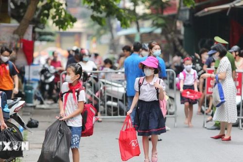 Hà Nội cắm biển hạn chế tốc độ trước cổng trường học
