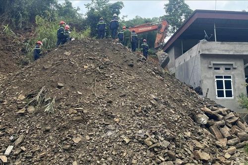 Bắc Kạn: Khẩn trương giải cứu một gia đình bị mắc kẹt do đất đá sạt lở vào nhà