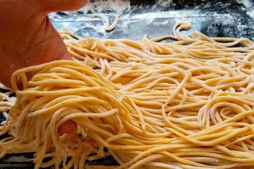 Tiền Giang: Phát hiện 5 mẫu mì tươi sợi vàng dương tính với hàn the